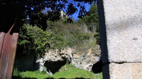 Detalle de las cuevas existentes en el interior de la finca de la Ra Falagueira