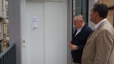 El l�der del PP de A Coru�a, Miguel Lorenzo, en uno de los ascensores fuera de servicio de O Castrill�n