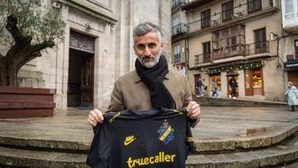 Jos&eacute; Riveiro posa en la Concatedral de Vigo con la camiseta de su nuevo club, el AIK.
