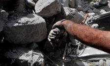 La aviaci�n bombarde� dos edificios sepultando a sus vecinos en Maaret al Numan.