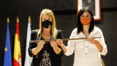 La actual alcaldesa de Salceda, Ver�nica Tour�n, con su predecesora, Loli Casti�eira