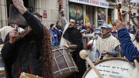 Boteiros y fuli�ns en el desfile del domingo gordo de Viana do Bolo.