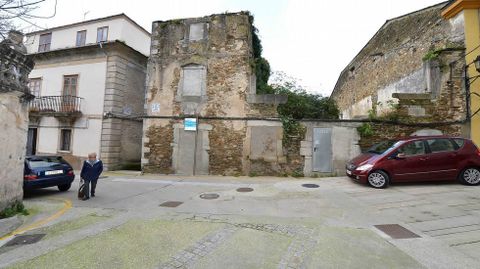Casona en ruinas, situada en la calle Bispo Veres, en el corazón del casco histórico de Ribadeo, a unos metros de la capilla de A Atalaia y del baluarte sobre la ría