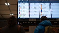 Panel de vuelos en el aeropuerto de Brandenburgo