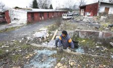 Algunas de las casas fueron demolidas al ser trasladados sus ocupantes a otras viviendas. 