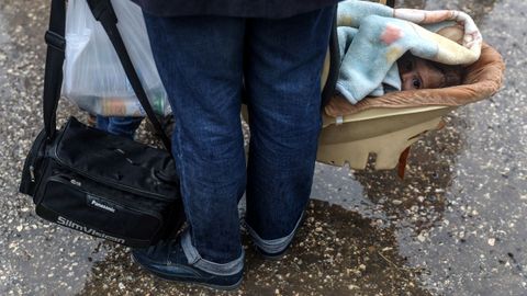 Pasajeros de un autob�s con personas evacuadas llega al norte de Hama, en Siria