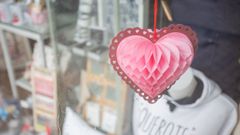 Adornos por el d�a de San Valent�n en un escaparate de Pontevedra