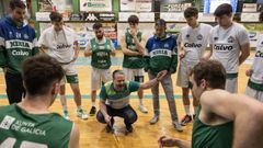 H�ctor M�ndez, entrenador del Basket Xiria, durante una de sus charlas.