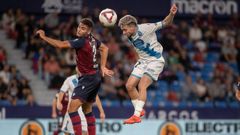 David Mella remata un centro durante el partido contra el Levante