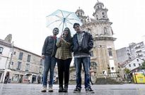 Portavoces de los alumnos, ayer en A Peregrina, tras suspender por la lluvia una �performance�. 