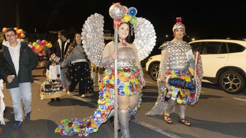Andrea y Adri&aacute;n, Os Chapalatas, en el desfile previo al concurso de Ba&iacute;&ntilde;as
