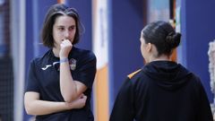 Bel�n Feal, pensativa durante el partido en Vista Alegre ante el Poio Pescamar