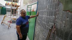 El presidente de la ANPA muestra la zona en la que se est�n cambiando las losetas