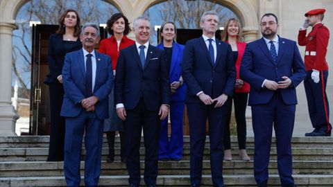 El lehendakari, Iigo Urkullu (2i), tambin presidente de la Comisin del Arco Atlntico, y los presidentes de Cantabria, Miguel ngel Revilla (i); Galicia, Alfonso Rueda (2d) y Asturias, Adrin Barbn; posan junto a las consejeras de presidencia de las respectivas comunidades autnomas, antes de la reunin mantenida este lunes en Vitoria para analizar las estrategias a seguir para impulsar conexiones ferroviarias, elctricas, gassticas y de hidrgeno entre estas comunidades y con Europa