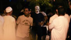 Miembros de los grupos ultras antiinmigrantes que se concentraron en Torre Pacheco durante la noche del lunes.