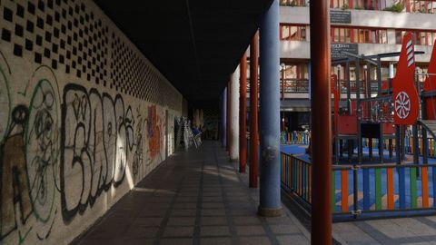 Locales tapiados al fondo de la plaza de San Antonio, junto al parque infantil