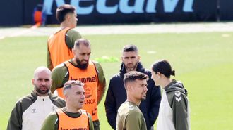 Claudio y su cuerpo t�cnico rodeados de canteranos
