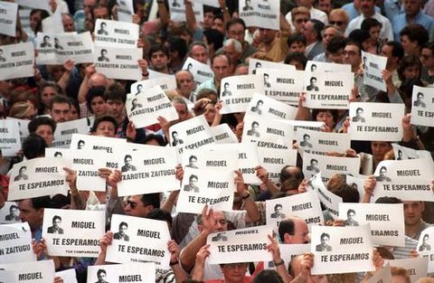 Hoy se cumplen 20 a�os del secuestro de Miguel �ngel Blanco y este es uno de los momentos que �cuminaron en la mayor manifestaci�n de rechazo a la banda terrorista�.
