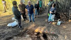 El subdelegado Eladio Santos visit los trabajos de la excavacin arqueolgica en O Seixo (O Bolo).