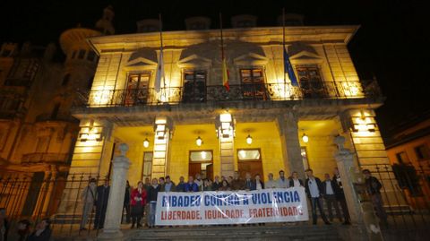 A MARI�A. Concentraci�n ante el concello de Ribadeo por el atentado.