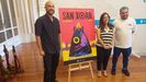 La alcaldesa, In�s Rey, con el autor del cartel de San Xo�n, Alberto V�zquez, y el humorista Champi Muros