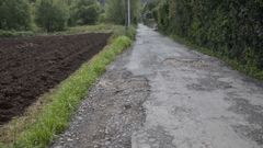 Carretera con el asfalto en mal estado en Lara�o, una de las parroquias incluidas en la nueva fase de reparaci�n de firmes.