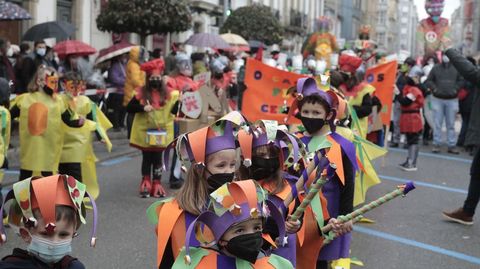 Las comparsas infantiles dieron colorido al desfile del domingo en Vilalba