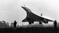 El avin Concorde despegando del aeropuerto de Lavacolla. Fotografa histrica de la dcada de los 80