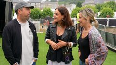 Iv�n M�ndez, uno de los organizadores del Resu, con Carmela L�pez y Mar�a Loureiro