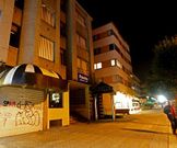 El local est� situado al final de la avenida de Santa Cristina.