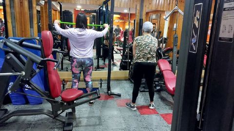 Usuarias del gimnasio Neka de Monforte realizando ejercicio f�sico ante un espejo