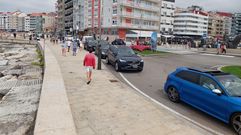 Coches esperando por un sitio a la entrada del p�rking de Nauta en Sanxenxo, lleno desde las 11.30 horas