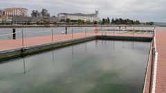 Algas en la plataforma de ba�o de O Parrote