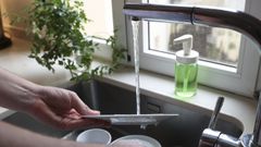 Imagen de archivo de una persona utilizando el agua del grifo.