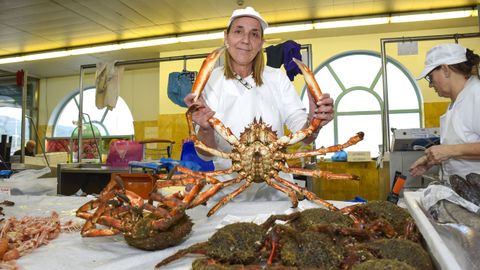 Bea en el puesto de pescado y marisco que regenta desdehace varias dcadas.