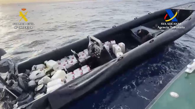 La Guardia Civil, en colaboracin con el Servicio de Vigilancia Aduanera, ha detenido a cuatro personas e intervenido seis embarcaciones dedicadas al narcotrfico frente a las costas de Almera.