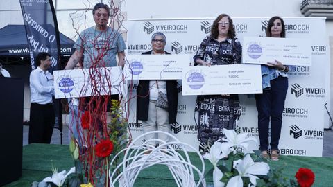 Imagen de la ganadora de la �extra de ver�n� con los ganadores de los tres vales de 100 euros