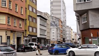 En la calle San Vicente, en Os Mallos, la mayor�a de edificios no tiene ascensor