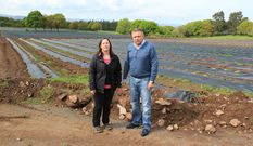 Luc�a Exp�sito con el alcalde, Pablo Taboada, en una de las fincas.