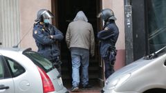 Dos polic�as vigilan la entrada a un piso okupado durante un desalojo en A Coru�a