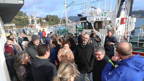 Concentraci&oacute;n frente a la lonja de Cedeira convocada por la Cofrad&iacute;a de Pescadores contra la nueva normativa de control.