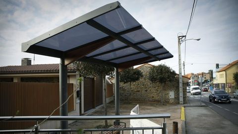 El ayuntamiento coru��s de Oleiros opt� por marquesinas �minimalistas� para que los v�ndalos tuvieran menos superficie en la que actuar. La contrapartida, menos protecci�n del fr�o y la lluvia para quienes esperan el bus
