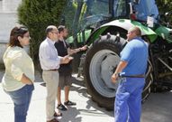 Mari�o, Lavandeira y Gerpe, ayer con el empleado municipal. 