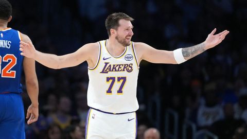 Luka Doncic se queja durante un partido entre Los Angeles Lakers y los New York Knicks.