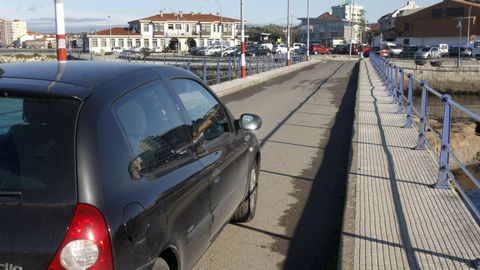 Un veh�culo saliendo de As Goritas