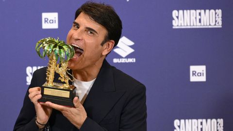 Sal Da Vinci, con el trofeo de Sanremo