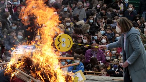 La plaza de Espaa se llen durante la quema de las comadres que puso fin a esta jornada de carnaval en Monforte