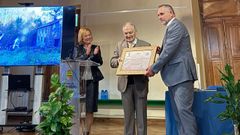 <span lang= gl >Montero Santalha recibiu o t�tulo de Fillo Adoptivo de mans do alcalde, Alberto Rey, onte na �rea do Castro, cunha sala chea de xente</span>