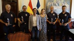 Los bomberos con el alcalde