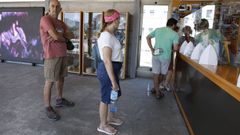 Pese al auge de la informacin digital, oficinas de turismo fsicas como la de Viveiro, en imagen, continan siendo una referencia para los visitantes